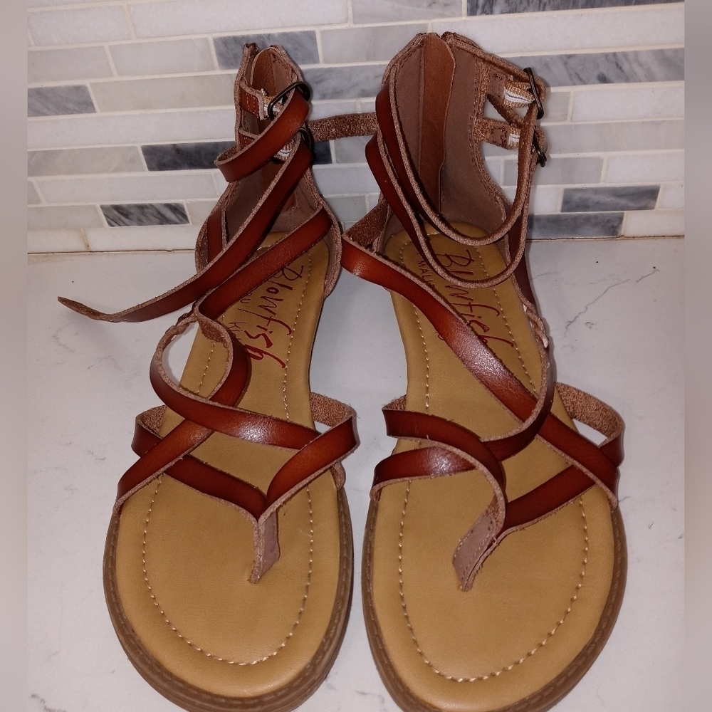 Blowfish Malibu thong leather Sandals with buckle and zip up heel youth 4.5